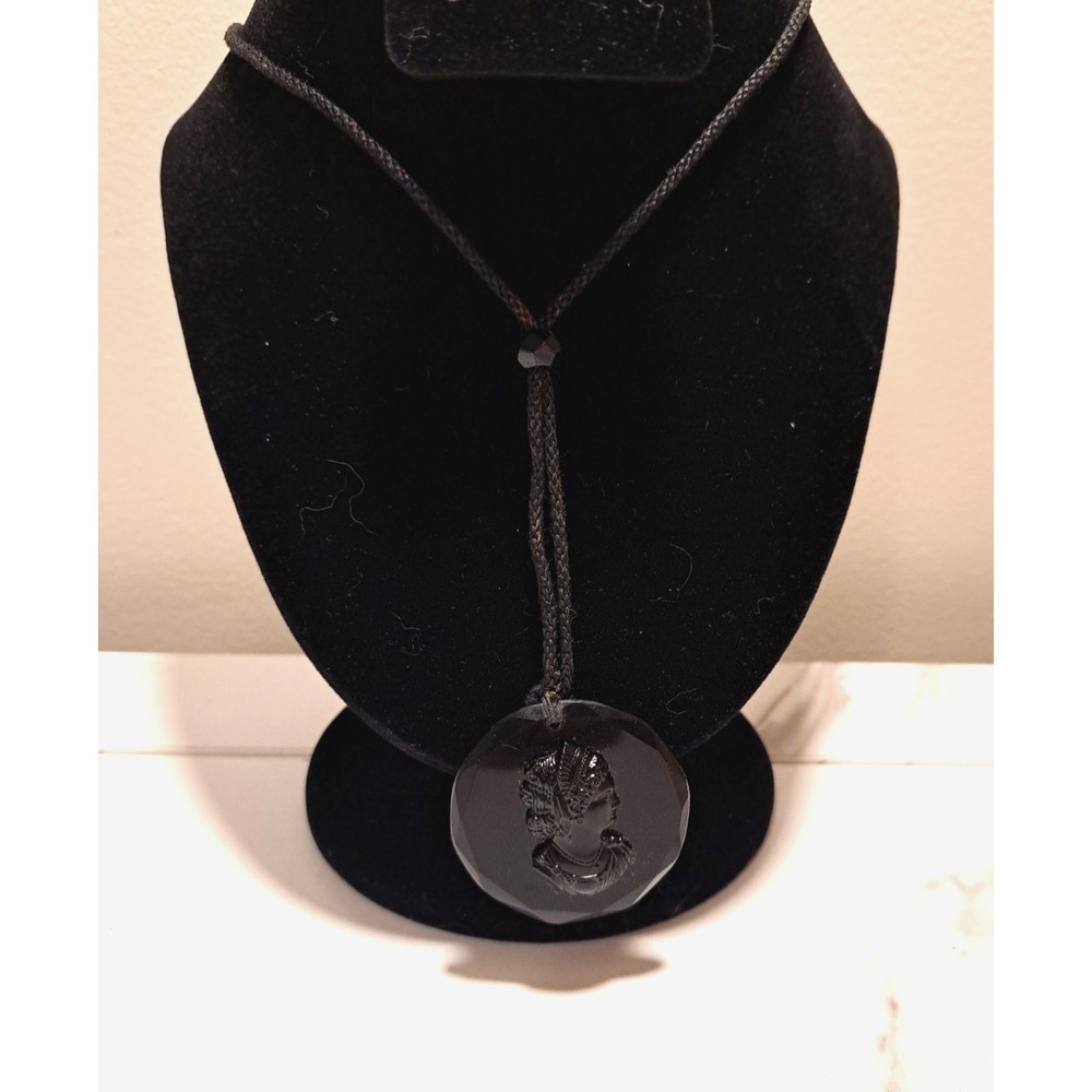 Vintage Black Stone 1 3/4" Round With a Elegant Woman Relief/Cameo 22" Rope